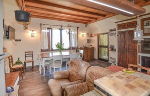 Una televisión, una chimenea