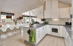 Fridge, microwave, stovetop, dishwasher - Gorgeous home in Tranekær with sauna (Tranekær)