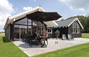 Outdoor dining - Gorgeous home in Tranekær with sauna (Tranekær)