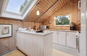 ثلاجة، موقد طهي مسطح، غسالة أطباق، ماكينة لصنع القهوة/الشاي