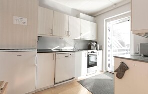 Køleskab, kogeplade, opvaskemaskine, kaffe-/temaskine