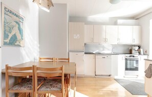 Køleskab, kogeplade, opvaskemaskine, kaffe-/temaskine