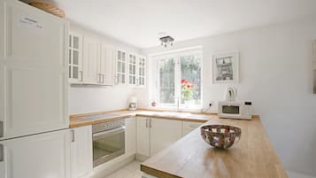 Kylskåp, spishäll, diskmaskin och kaffe- och tebryggare