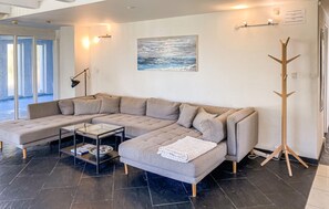 Tv, eldstad, en tv-spelskonsol och dvd-spelare