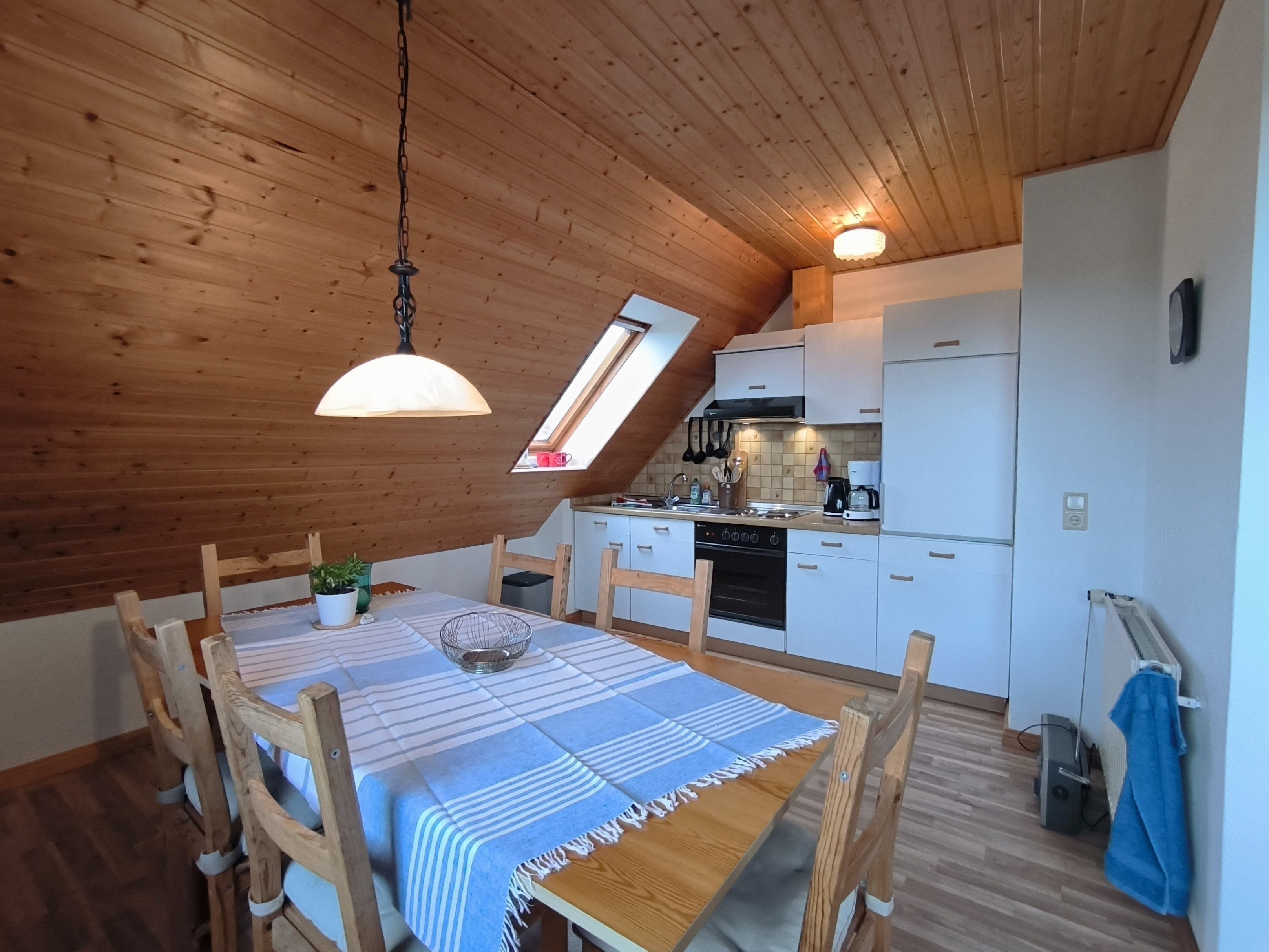 Refrigerador, horno, cafetera y tetera y tetera eléctrica 