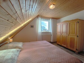 2 slaapkamers, een bureau, reisbedje, wifi