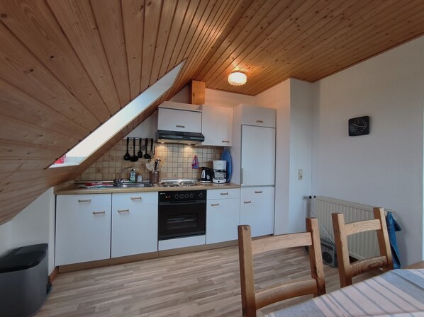 Kylskåp, ugn, kaffe- och tebryggare och vattenkokare