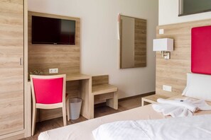 1 habitación, caja de seguridad en la habitación y escritorio