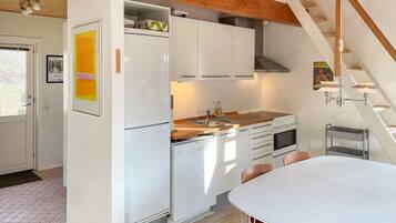 Køleskab, kogeplade, opvaskemaskine, kaffe-/temaskine