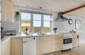 Kjøleskap, kokeplater, oppvaskmaskin og kaffetrakter/tekoker