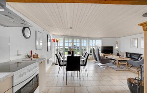 Kjøleskap, kokeplater, oppvaskmaskin og kaffetrakter/tekoker