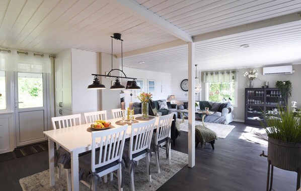 Dining - Cozy home in Hjo with WiFi (Hjo)