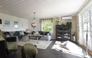 Fireplace - Cozy home in Hjo with WiFi (Hjo)