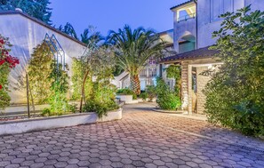 المنطقة المحيطة بالمنشأة