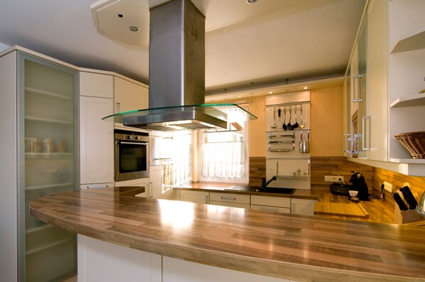 Kühlschrank, Ofen, Geschirrspüler, Hochstuhl