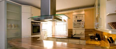 冷蔵庫、電子レンジ、オーブン、食器洗い機