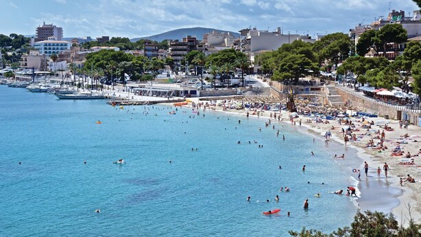 A coastal town with a beach, boats, and a hotel named "Hotel Estrella". - Beach front home in Porto Cristo (Porto Cristo)