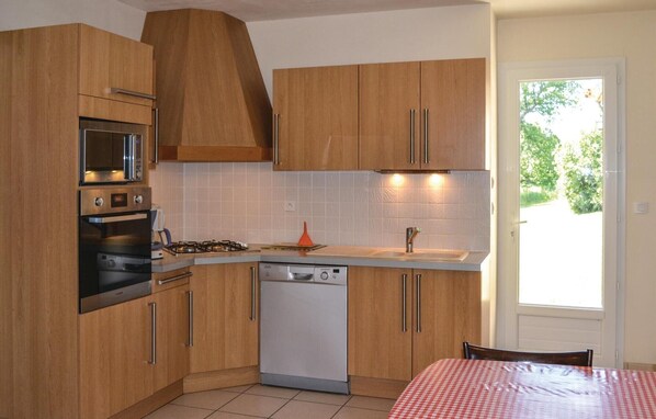 Kühlschrank, Mikrowelle, Herdplatte, Geschirrspüler