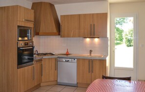 Réfrigérateur, micro-ondes, plaque de cuisson, lave-vaisselle