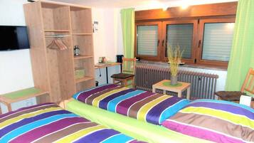 1 bedroom, in-room safe, desk, travel crib