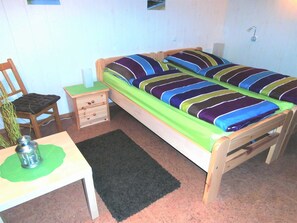 1 quarto, cofres nos quartos, escrivaninha