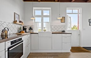 Køleskab, kogeplade, opvaskemaskine, kaffe-/temaskine