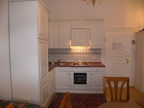 Køleskab, ovn, opvaskemaskine, kaffe-/temaskine