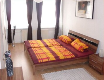 Schlafzimmer mit Doppelbett