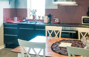 Kühlschrank, Herdplatte, Wasserkocher mit Kaffee-/Teezubehör