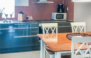Geladeira, micro-ondas, cooktop, cafeteira/chaleira