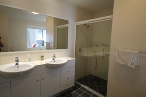 Luxury-Apartment, Mehrere Betten, Strandblick | Badezimmer | Haartrockner, Handtücher, Shampoo, Toilettenpapier