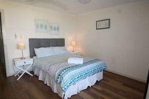 Habitación, varias camas | Decoración personalizada, muebles diferentes y ropa de cama 