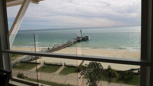 Apartamento superluxo, várias camas, vista para a praia | Vista da sacada