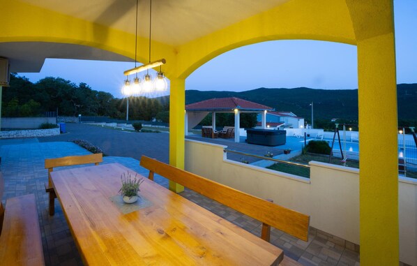 Outdoor dining - Nice home in Primorski Dolac with sauna (Primorski Dolac)