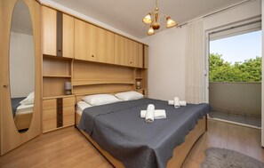 4 chambres, coffres-forts dans les chambres, lit parapluie