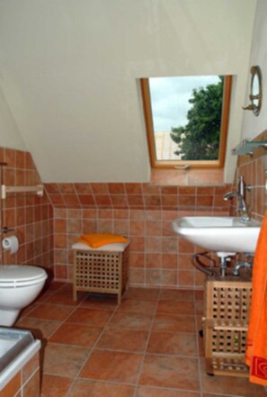 Regadera, secadora de cabello, toallas 