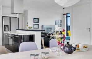 Réfrigérateur, micro-ondes, plaque de cuisson, lave-vaisselle