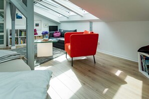 Unclassified image, 4 of 19, button