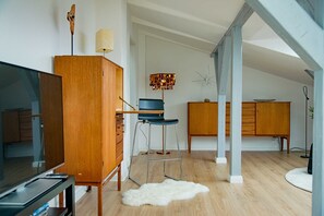 Unclassified image, 2 of 19, button