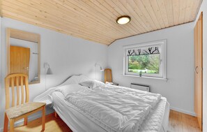 4 bedrooms, travel crib, free WiFi - Awesome home in Ulfborg with sauna (Ulfborg)