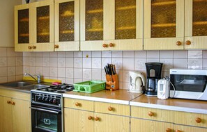 Refrigerador, microondas, parrilla de estufa y cafetera y tetera 
