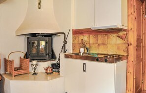 Réfrigérateur, micro-ondes, plaque de cuisson, cafetière/bouilloire