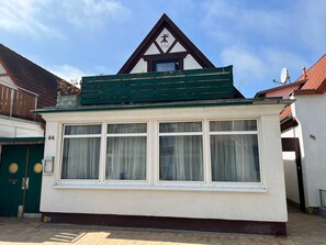 Unclassified image, 2 of 14, button