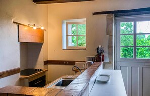 Micro-ondes, plaque de cuisson, lave-vaisselle, cafetière/bouilloire