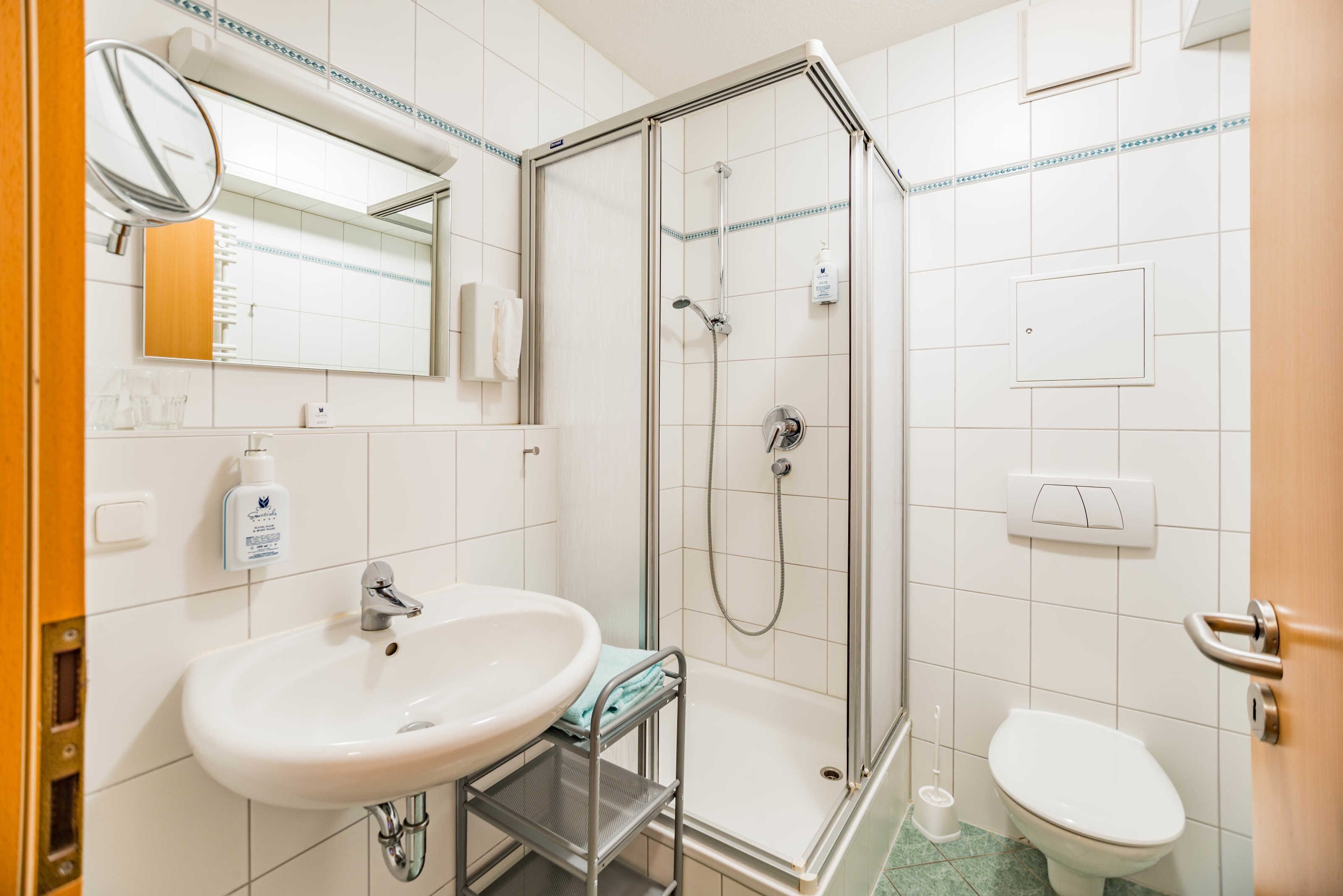 Douche, sèche-cheveux, serviettes fournies