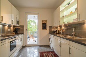 Kühlschrank, Mikrowelle, Ofen, Geschirrspüler