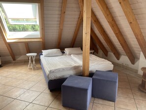 2 Schlafzimmer, Reisekinderbett