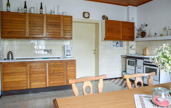 Refrigerador, microondas, parrilla de estufa y cafetera y tetera 