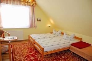 2 habitaciones, cuna de viaje y ropa de cama 