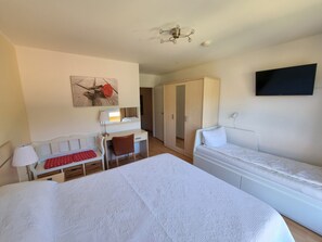 2 bedrooms, desk, travel cot, WiFi